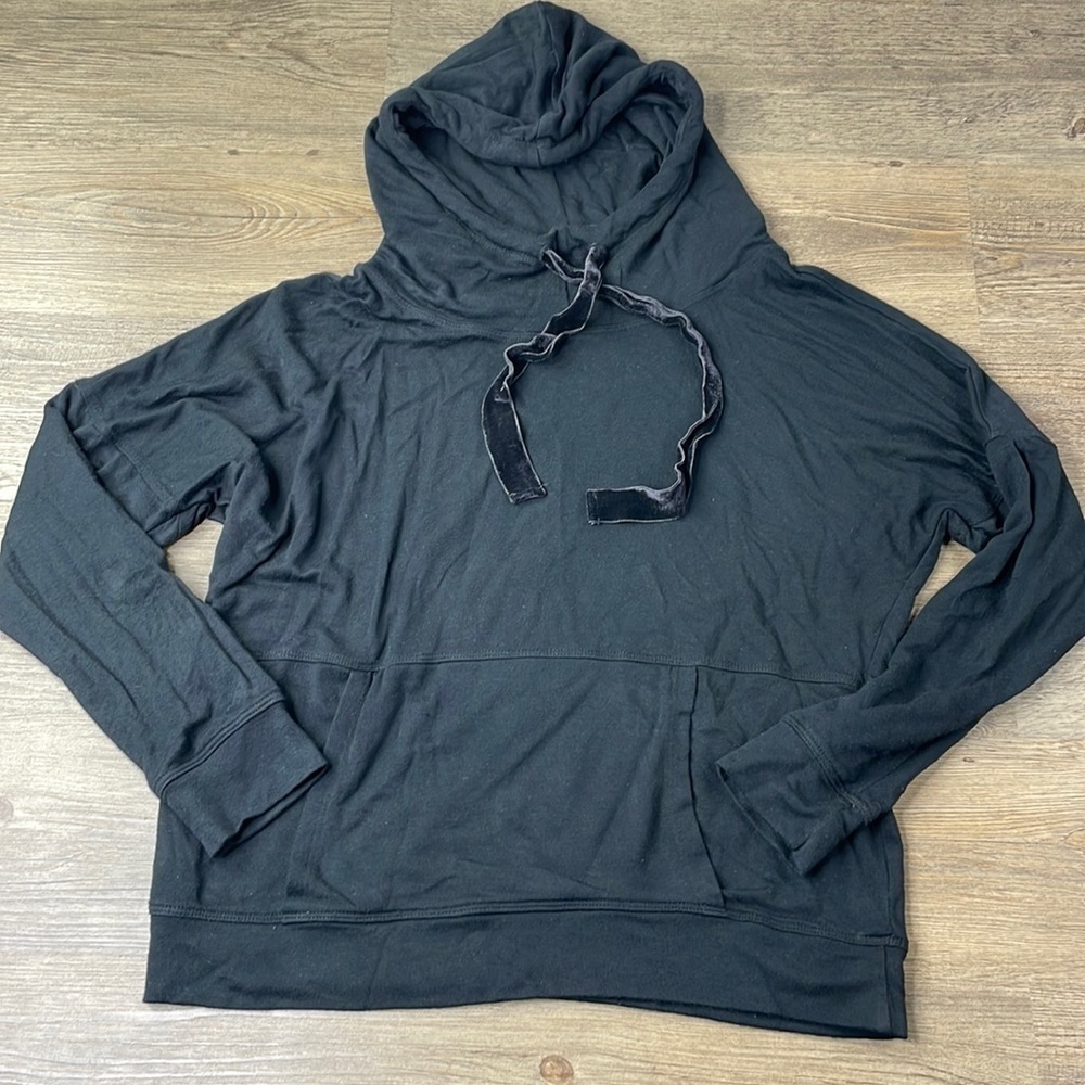 leMarche Women’s Black Pullover Hoodie with Velvet Pull Ties, size P